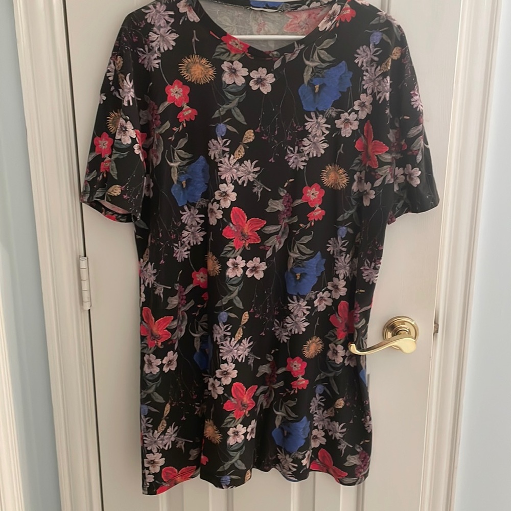 Beautiful little flowery black dress